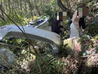 新竹縣尖石鄉轎車翻落邊坡  警方救出受困3人