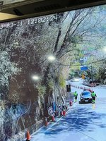 南橫落石一度機動管制 甲仙工務段緊急刷坡清除