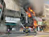 嘉市鬧區火警延燒4戶 逾30年果汁店付之一炬