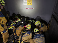 中市大樓升降梯突墜落  1民眾掉落被救出送醫