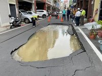 彰化市自來水管破漏路面塌陷 預計傍晚修復