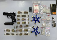 33歲男擁槍毒藏身農村透天厝 中市警逮人送辦