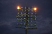 中職桃園戰賽前緊急吸水救場地  賽中燈柱熄滅