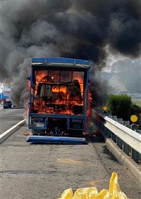 國道1號嘉義台南交界火燒車 車流一度回堵4公里