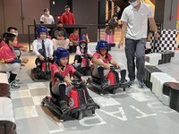 慶祝兒童節 花蓮老字號飯店招待棒球小將體驗VR設施