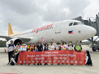 疫後首航包機 菲律賓180名旅客入境台中