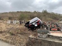 疑車速太快過彎失控  駕駛撞入墓園僅輕傷