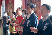 高雄水情吃緊  陳其邁赴港口慈濟宮參香祈雨