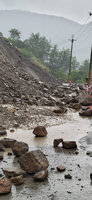 春雨來襲 南投力行產業道路落石坍方阻交通