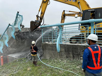 觀音坑溪橋斷裂受傷工人未投保 新北：代償後追討廠商