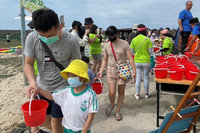 澎湖幼兒園親子放流魚苗 提前為大海母親慶祝母親節