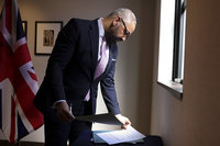 中國前涉港官員料出席英王加冕  英議員批難接受