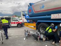 油罐車擦撞機車  79歲婦連人帶車卡輪下身亡