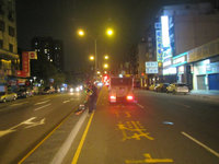 中市行人疑闖紅燈 遭小貨車撞上身亡
