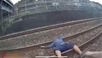 新北男酒醉睡鐵軌被警拉起 火車1分鐘後疾駛而過