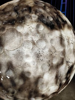 新北新月橋月球遭刻字 市府吊離修補籲要有公德心