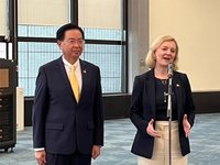 特拉斯搭機離台 再強調維護台灣自由民主很重要