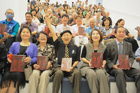 八旬屏東版畫藝術家陳國展出書 拓畫人生不凡