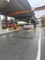 花蓮自小客闖越、卡停平交道內險釀事故 警開罰吊照