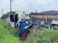 鹽埔鄉交岔路口對撞砂石車 小貨車摔田溝車毀人送醫