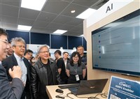 黃仁勳參觀華碩攤位  試用超級電腦開發語言模型