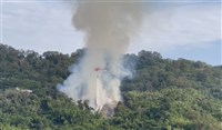 苗栗山林大火延燒逾20小時  空勤直升機支援灑水