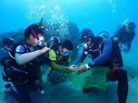 屏東潛海戰將大手牽小手  守護海洋生態清垃圾