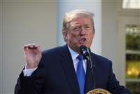 民主黨鐵票鬆動 拉丁裔不滿移民政策恐轉投川普