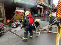 屏東女騎士撞入小吃店引氣爆 5人輕傷送醫