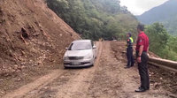 太平山聯外道路邊坡崩塌 170名滯留旅客下山