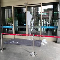 新北市府大門遭潑白漆 鎖定騎機車男子追查