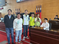 議員秀玩具手榴彈籲注意公安 盧秀燕批行為引恐慌