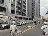 台中南區建案鷹架倒塌砸6車 市府勒令停工