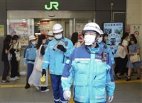日本山手線亮刀騷動3人受傷 警方帶回男子偵訊