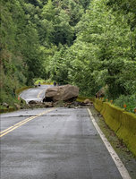 新中橫塔塔加路段落石砸毀轎車 僅開放單向通行