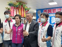 拜訪桃園無黨籍議員謝美英  柯文哲：各地交友