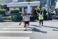 小學交通安全教育  學童舉手過馬路並向駕駛致謝