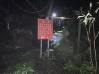 7人新北石門溯溪迷路困4小時獲救 1男子送醫