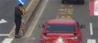 行人站分隔島汽車未停讓遭罰惹議 南警將撤銷罰單