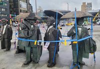 防範颱風卡努 基隆「紳士」雕塑遭纏綁如「圈禁」