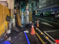 大潮海水倒灌 基隆愛四路商圈一度淹水