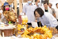蔡總統驚喜現身美食展 親自手沖台灣咖啡