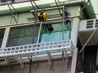 公寓外牆私裝吊掛機 北市：釀意外須負法律責任