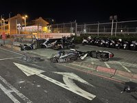 18歲男開車撞淡水10輛機車與待轉騎士 疑恍神釀禍