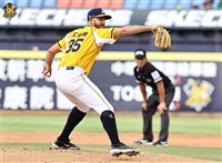 艾士特一軍初登板先發勝投 率兄弟擊敗龍隊