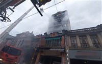 台北迪化街商圈大樓起火 警消撲滅火勢無傷