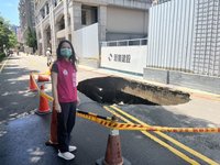 竹北道路塌陷釀瓦斯管破裂 消防局佈水線警戒