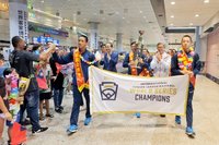 LLB次青少棒桃園新明奪冠返台 親友喜迎英雄凱旋