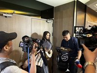 賴品妤被追問賴勁麟「綠能財」 遭推擠險絆倒