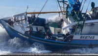 台東漁船擱淺沙灘遭浪打翻 漁工驚險逃生